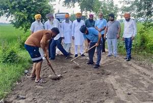 ਸੜਕ ਦੀ ਮਾੜੀ ਹਾਲਤ ਤੋਂ ਦੁਖੀ ਲੋਕਾਂ ਨੇ ਚੰਦਾ ਇਕੱਠਾ ਕਰਕੇ ਪਾਈ ਰੋੜੀ