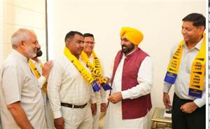 ਮਾਲੇਰਕੋਟਲਾ 'ਚ 'ਆਪ' ਨੂੰ ਵੱਡਾ ਹੁੰਗਾਰਾ: ਡਾ. ਗੁਲਜ਼ਾਰ ਮੁਹੰਮਦ 3 ਆਜ਼ਾਦ ਕੌਂਸਲਰਾਂ ਸਮੇਤ ਆਮ ਆਦਮੀ ਪਾਰਟੀ 'ਚ ਸ਼ਾਮਲ