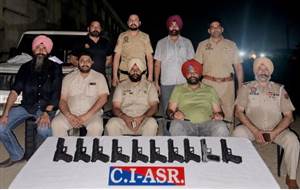 Amritsar News : ਕਾਊਂਟਰ-ਇੰਟੈਲੀਜੈਂਸ ਟੀਮ ਦੀ ਵੱਡੀ ਕਾਰਵਾਈ, 10 ਪਿਸਤੌਲਾਂ ਸਣੇ ਦੋ ਤਸਕਰ ਗ੍ਰਿਫ਼ਤਾਰ