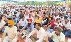 Mohali News : ਮੰਗਾਂ ਲਈ ਸੜਕਾਂ ’ਤੇ ਉਤਰੇ ਵੈਟਰਨਰੀ ਇੰਸਪੈਕਟਰ, ਸੀਐੱਮ ਦੀ ਕੋਠੀ ਵੱਲ ਵਧੇ ਮੁਲਾਜ਼ਮਾਂ ਨੂੰ ਪੁਲਿਸ ਨੇ ਰੋਕਿਆ