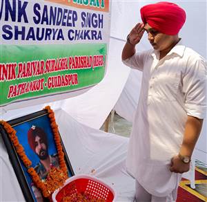 ਸ਼ੌਰਿਆ ਚੱਕਰ ਸ਼ਹੀਦ ਸੰਦੀਪ ਸਿੰਘ ਨੂੰ ਭਾਵ ਭਿੰਨੀਆਂ ਸ਼ਰਧਾਂਜਲੀਆਂ ਕੀਤੀਆਂ ਭੇਟ