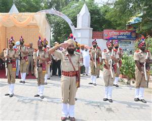 ਪੁਲਿਸ ਟੁਕੜੀ ਨੇ ਨਗਰ ਕੀਰਤਨ ਨੂੰ ਦਿੱਤੀ ਸਲਾਮੀ