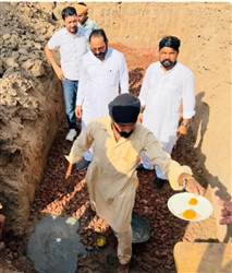 ਚੇਅਰਮੈਨ ਨੇ ਮਧੇਕੇ ਸਕੂਲ ’ਚ ਕਮਰੇ ਦੀ ਨੀਂਹ ਰੱਖੀ