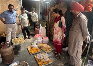 ਟਾਪ ਬਾਕਸ: ਮਿਲਾਵਟਖੋਰਾਂ ਖ਼ਿਲਾਫ਼ ਫੂਡ ਸੈਫ਼ਟੀ ਵਿੰਗ ਹੋਇਆ ਸਰਗਰਮ, ਚੈਕਿੰਗ ਦੌਰਾਨ ਭਰੇ 35 ਸੈਂਪਲ