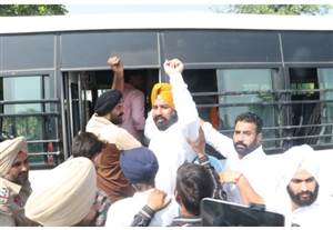 ਪੱਕਾ ਮੋਰਚਾ ਲਾਉਣ ਪੁੱਜੇ ਪ੍ਰਦਰਸ਼ਨਕਾਰੀਆਂ ਤੇ ਪੁਲਿਸ ਵਿਚਕਾਰ ਧੱਕਾ-ਮੁੱਕੀ,ਕਈ ਆਗੂਆਂ ਨੂੰ ਪੁਲਿਸ ਨੇ ਹਿਰਾਸਤ ’ਚ ਲਿਆ; ਸ਼ਾਮ ਵੇਲੇ ਕੀਤਾ ਰਿਹਾਅ