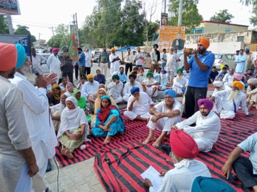 ਮਿ੍ਤਕ ਦੇ ਪਰਿਵਾਰਕ ਮੈਂਬਰਾਂ ਤੇ ਵੱਖ-ਵੱਖ ਜਥੇਬੰਦੀਆਂ ਵੱਲੋਂ ਥਾਣੇ ਅੱਗੇ ਧਰਨਾ