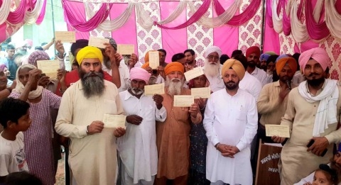 ਵਿਧਾਇਕ ਨੇ ਕਰਜ਼ਾ ਮਾਫੀ ਦੇ ਚੈੱਕ ਵੰਡੇ