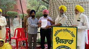 ਵੋਟਰ ਸੂਚੀਆਂ ਦੀ ਵਿਸ਼ੇਸ਼ ਸੋਧ ਰੱਦ ਕਰਨ ਸਮੇਤ ਚੋਣ ਸੁਧਾਰਾਂ ਦੀ ਮੰਗ ਨੂੰ ਲੈ ਕੇ ਕਿਸਾਨ ਯੂਨੀਅਨ ਨੇ ਡੀਸੀ ਦਫ਼ਤਰ ਅੱਗੇ ਦਿੱਤਾ ਧਰਨਾ