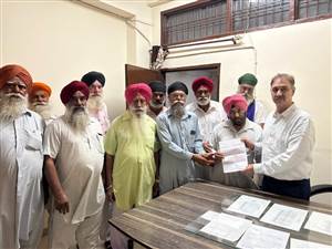 ਤੇਜ਼ ਰਫਤਾਰ ਟਰੱਕ-ਟਰਾਲੀਆਂ ਤੋ ਪ੍ਰੇਸ਼ਾਨ ਲੋਕਾਂ ਦਿੱਤਾ ਮੰਗ ਪੱਤਰ