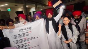 ਵਿਧਾਨ ਸਭਾ ਸੈਸ਼ਨ ਤੋਂ ਪਹਿਲਾਂ ਕਾਂਗਰਸ ਦਾ ‘ਲਾਹਨਤ ਪੱਤਰ’, AAP ਸਰਕਾਰ ਨੂੰ ਘੇਰਿਆ; ਬਾਜਵਾ ਦੀ ਅਗਵਾਈ 'ਚ ਵਿਧਾਇਕਾਂ ਨੇ ਕੀਤੀ ਨਾਅਰੇਬਾਜ਼ੀ