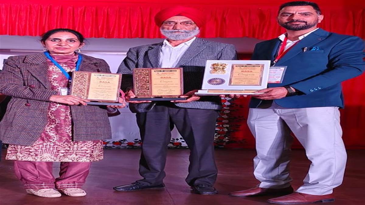 ਗੁਰੂ ਕਲਗੀਧਰ ਗਰੁੱਪ ਆਫ ਸਕੂਲਜ਼ ਦੀਆਂ ਤਿੰਨ ਸ਼ਖ਼ਸੀਅਤਾਂ ਨੂੰ ਮਿਲੇ ਬੈਸਟ ਐਵਾਰਡ