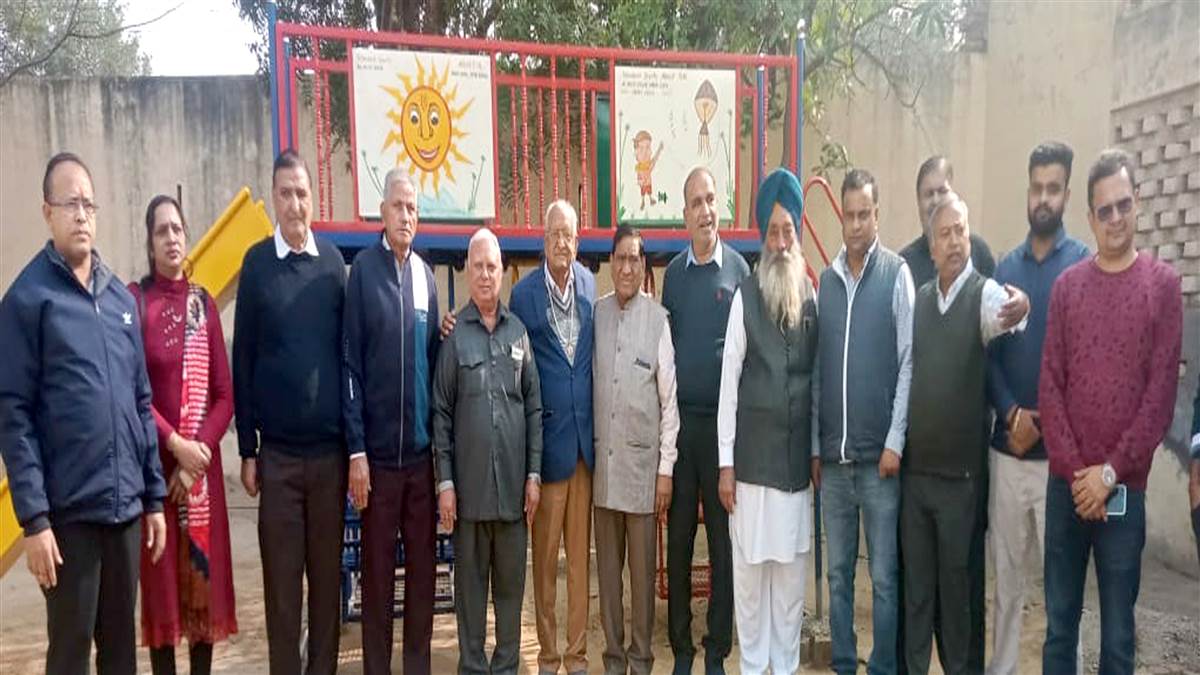 ਸਮਾਜਸੇਵੀ ਸ਼ਿਆਮ ਸੁੰਦਰ ਗੁਪਤਾ ਨੇ ਸਕੂਲ ਨੂੰ ਭੇਟ ਕੀਤੇ ਝੂਲੇ