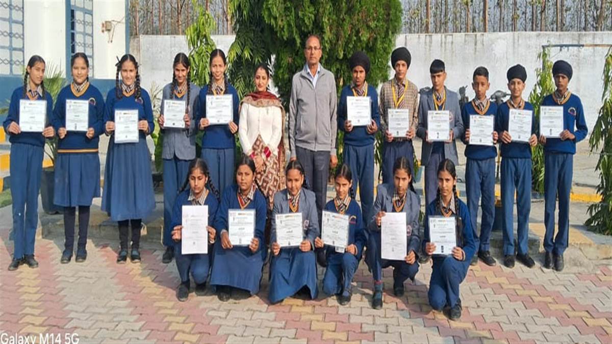 ਵਿਦਿਆਰਥੀਆਂ ਨੂੰ ਏਕ ਪੇੜ ਮਾਂ ਕੇ ਨਾਮ 2.0 ਮੁਹਿੰਮ ਤਹਿਤ ਵੰਡੇ ਸਰਟੀਫਿਕੇਟ
