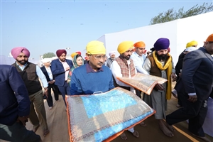 ਗੁਰਦੁਆਰਾ ਬਾਬਾ ਬੁੱਢਾ ਦਲ ਛਾਉਣੀ ਵਿਖੇ ਸ੍ਰੀ ਅਖੰਡ ਪਾਠ ਸਾਹਿਬ ਦੀ ਆਰੰਭਤਾ ਮੌਕੇ CM ਤੇ ਕੇਜਰੀਵਾਲ ਹੋਏ ਨਤਮਸਤਕ, ਸੰਗਤਾਂ ਨੂੰ ਕੀਤੀ ਸਮਾਗਮਾਂ 'ਚ ਸ਼ਾਮਲ ਹੋਣ ਦੀ ਅਪੀਲ