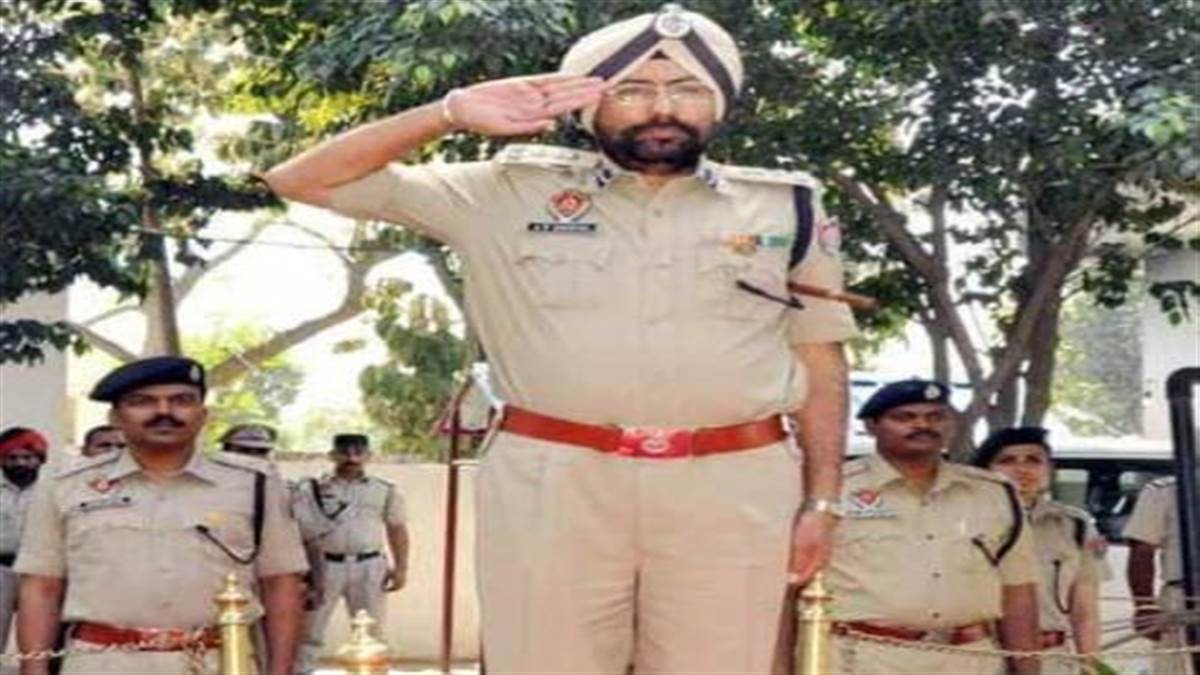 ਸਾਬਕਾ ਆਈਜੀ ਨਾਲ ਸਾਈਬਰ ਠੱਗੀ ਦੀ ਅਸਲ ਵਜ੍ਹਾ ਕੀ ਹੈ, ਇਹ ਜਾਂਚ ਦਾ ਵਿਸ਼ਾ ਹੈ ਤੇ ਇਸ ਦੀ ਨਿਰਪੱਖ ਜਾਂਚ ਹੋਣੀ ਚਾਹੀਦੀ ਹੈ। ਇਸ ਤਰ੍ਹਾਂ ਦੀ ਠੱਗੀ ਦਾ ਇਹ ਕੋਈ ਪਹਿਲਾ ਮਾਮਲਾ ਨਹੀਂ ਹੈ। ਨੈਸ਼ਨਲ ਕ੍ਰਾਈਮ ਰਿਕਾਰਡਜ਼ ਬਿਊਰੋ ਦੀ 2023 ਦੀ ਰਿਪੋਰਟ ਮੁਤਾਬਕ 86 ਹਜ਼ਾਰ ਮਾਮਲੇ ਸਾਹਮਣੇ ਆਏ ਜਦਕਿ 2021 ’ਚ ਇਨ੍ਹਾਂ ਦੀ ਗਿਣਤੀ 52 ਹਜ਼ਾਰ ਸੀ ਤੇ ਤਿੰਨ ਸਾਲਾਂ ਅੰਦਰ ਇਹ ਗਿਣਤੀ ਚੋਖੀ ਵਧੀ ਹੈ।