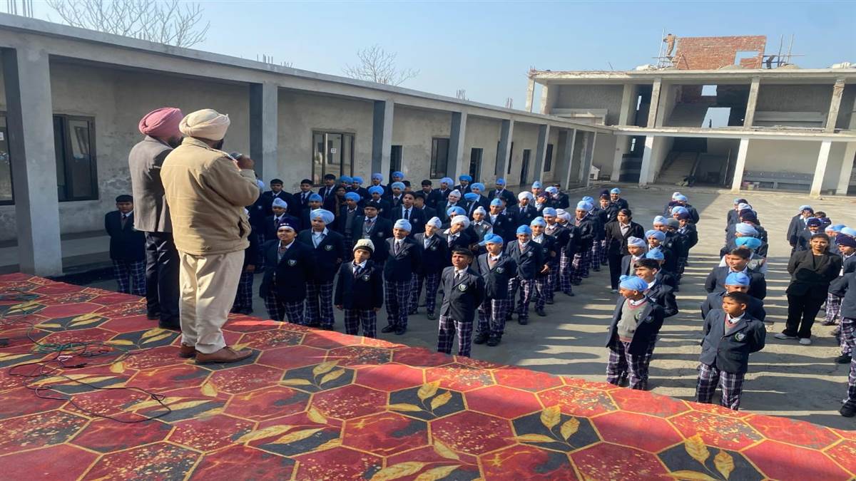 ਵਿਦਿਆਰਥੀਆਂ ਨੂੰ ਟ੍ਰੈਫ਼ਿਕ ਨਿਯਮਾਂ ਪ੍ਰਤੀ ਕੀਤਾ ਜਾਗਰੂਕ