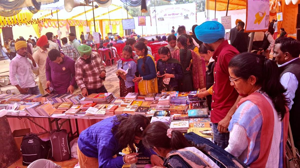 ਖ਼ਾਲਸਾ ਕਾਲਜ ਦੇ ਵਿਦਿਆਰਥੀਆਂ ਵੱਲੋਂ ਪੁਸਤਕ ਮੇਲੇ ਦਾ ਦੌਰਾ