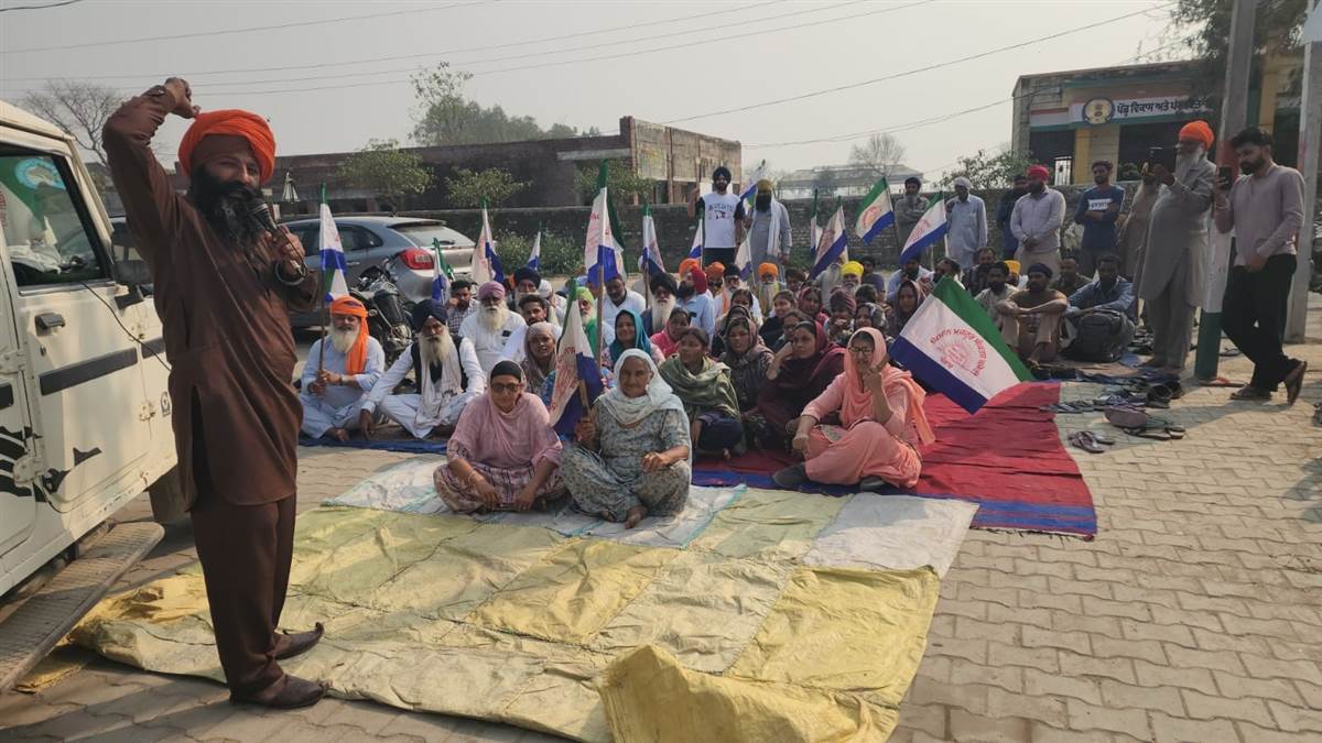 ਕਮਾਲਪੁਰ ਛੰਨਾ ’ਚ ਬਿਜਲੀ ਮੁਲਾਜ਼ਮਾਂ ਦਾ ਘੇਰਾਓ, ਪ੍ਰੀਪੇਡ ਮੀਟਰਾਂ ਦੀਆਂ ਤਾਰਾਂ ਮੁੜ ਲਗਵਾਈਆਂ