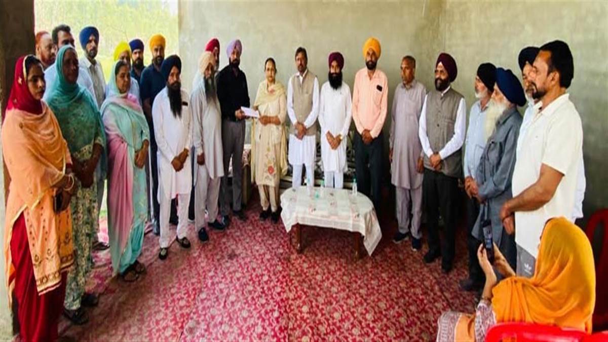 ਪੰਚਾਇਤ ਨੂੰ ਸਰਬਸੰਮਤੀ ਨਾਲ ਚੁਣੇ ਜਾਣ ਉਪਰੰਤ ਮਿਲਿਆ 5 ਲੱਖ ਦਾ ਚੈੱਕ