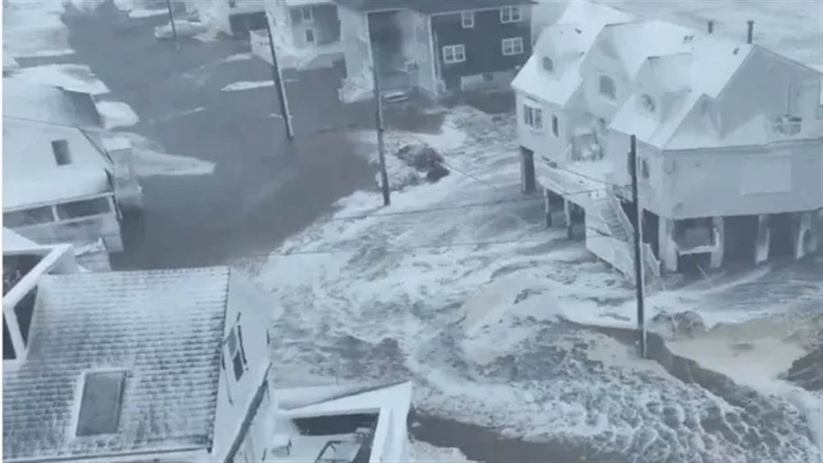 ਘਰਾਂ ਨਾਲ ਟਕਰਾਉਂਦੀਆਂ ਲਹਿਰਾਂ, ਬਰਫ਼ਬਾਰੀ ਤੇ ਹੜ੍ਹ... ਅਮਰੀਕਾ ਦੇ ਮੈਸੇਚਿਉਸੇਟਸ ’ਚ ਬਰਫ਼ੀਲੇ ਤੂਫ਼ਾਨ ਦਾ ਕਹਿਰ