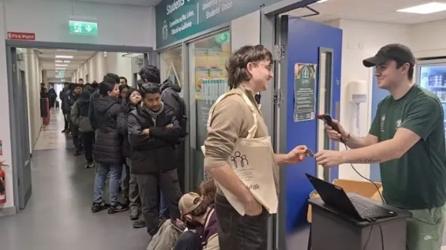 ਆਇਰਲੈਂਡ 'ਚ ਫੂਡ ਬੈਂਕ ਦੀ ਲਾਈਨ 'ਚ ਲੱਗੇ ਭਾਰਤੀਆਂ ਦੀ ਫੋਟੋ ਨਾਲ ਸੋਸ਼ਲ ਮੀਡੀਆ 'ਤੇ ਕਿਉਂ ਮਚਿਆ ਹੜਕੰਪ? ਬੌਖਲਾਏ ਵਿਦੇਸ਼ੀ ਲਗਾ ਰਹੇ ਨੇ ਇਹ ਇਲਜ਼ਾਮ !