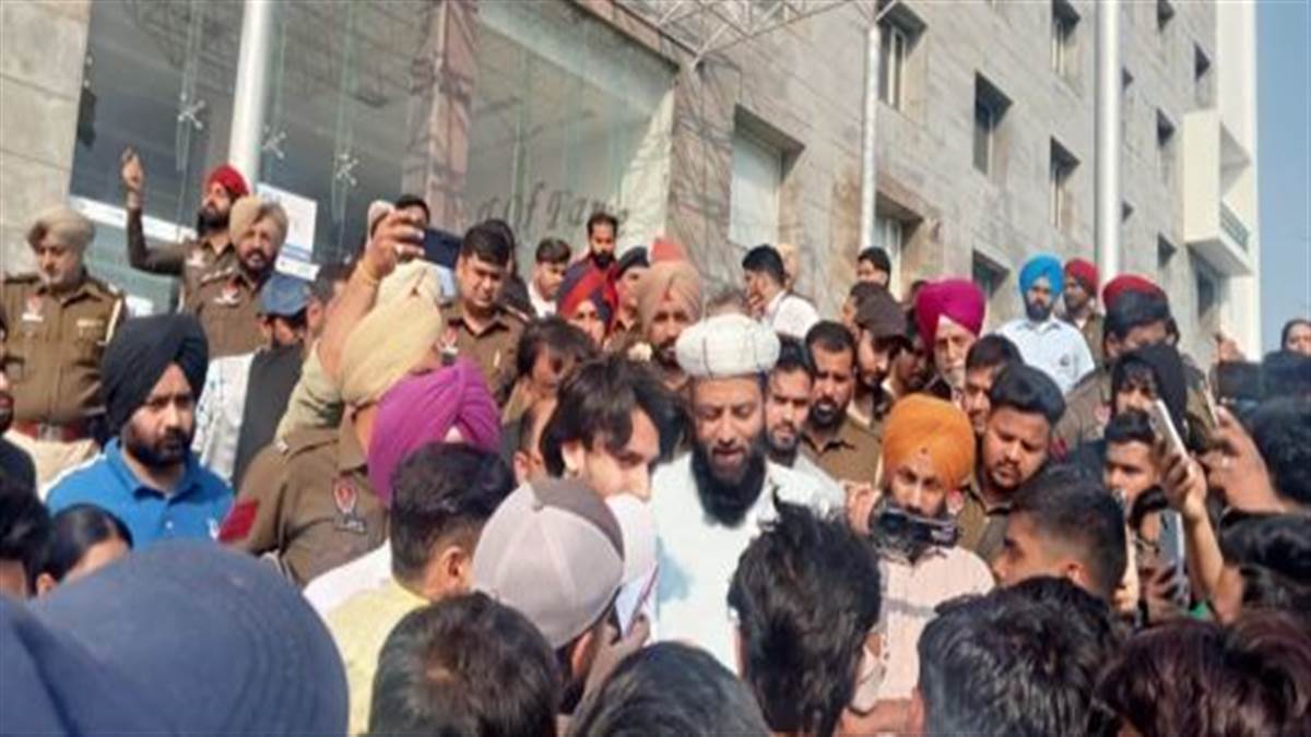 Jagraon News: ਰੋਜ਼ੇ ਲਈ ਸੇਹਰੀ ਤੇ ਇਫਤਾਰੀ ਮੰਗਣ ’ਤੇ ਮੁਸਲਿਮ ਵਿਦਿਆਰਥੀਆਂ ਨਾਲ ਵੀਸੀ ਨੇ ਕੀਤੀ ਬਦਤਮੀਜੀ, ਯੂਨੀਵਰਸਿਟੀ ਅੱਗੇ ਲਾਇਆ ਧਰਨਾ