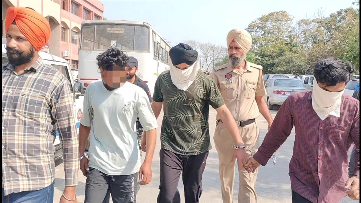 Big News : ਦੇਸ਼ ਦੀ ਸੁਰੱਖਿਆ 'ਚ ਸੰਨ ਲਾਉਣ ਵਾਲੇ ਫ਼ੌਜੀ ਗਿਰੋਹ ਦਾ ਪਰਦਾਫਾਸ਼, ਹੈਰੋਇਨ ਤੇ ਹਥਿਆਰਾਂ ਦੀ ਸਪਲਾਈ ਕਰਨ ਵਾਲੇ ਇੱਕ ਫ਼ੌਜੀ ਸਣੇ ਤਿੰਨ ਗ੍ਰਿਫ਼ਤਾਰ