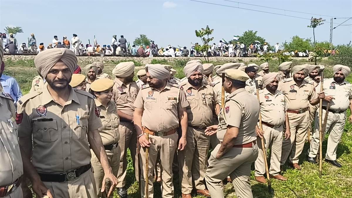 ਕਿਸਾਨਾਂ ਨੇ ਅੰਮ੍ਰਿਤਸਰ-ਪਠਾਨਕੋਟ ਰੇਲਵੇ ਟਰੈਕ ’ਤੇ ਦਿੱਤਾ ਧਰਨਾ