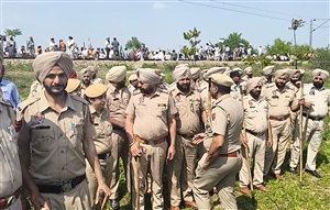 ਕਿਸਾਨਾਂ ਨੇ ਅੰਮ੍ਰਿਤਸਰ-ਪਠਾਨਕੋਟ ਰੇਲਵੇ ਟਰੈਕ ’ਤੇ ਦਿੱਤਾ ਧਰਨਾ