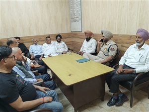 ਟ੍ਰੈਫਿਕ ਸਮੱਸਿਆ ਦੇ ਹੱਲ ਲਈ ਡੀਐੱਸਪੀ ਤੇ ਨਗਰ ਪੰਚਾਇਤ ਨੇ ਦੁਕਾਨਦਾਰਾਂ ਨਾਲ ਕੀਤੀ ਮੀਟਿੰਗ