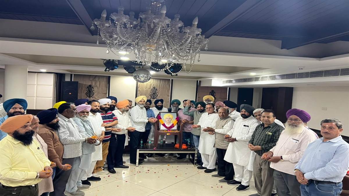 ਅਕਾਲੀ ਦਲ ਨੇ ਸ਼ਹੀਦਾਂ ਨੂੰ ਸ਼ਰਧ ਦੇ ਫੁੱਲ ਕੀਤੇ ਭੇਟ