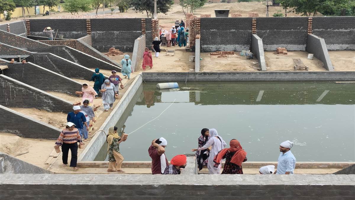 ਕਾਲਜ ਦੇ ਵਿਦਿਆਰਥੀਆਂ ਨੇ ਕੀਤੀ ਗੁਰੂ ਘਰ ਦੀ ਸਫਾਈ