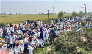 ਕਿਸਾਨ ਮਜ਼ਦੂਰ ਸੰਘਰਸ਼ ਕਮੇਟੀ ਨੇ ਗੋਹਲਵੜ ’ਚ ਕੀਤਾ ਰੇਲਾਂ ਦਾ ਚੱਕਾ ਜਾਮ