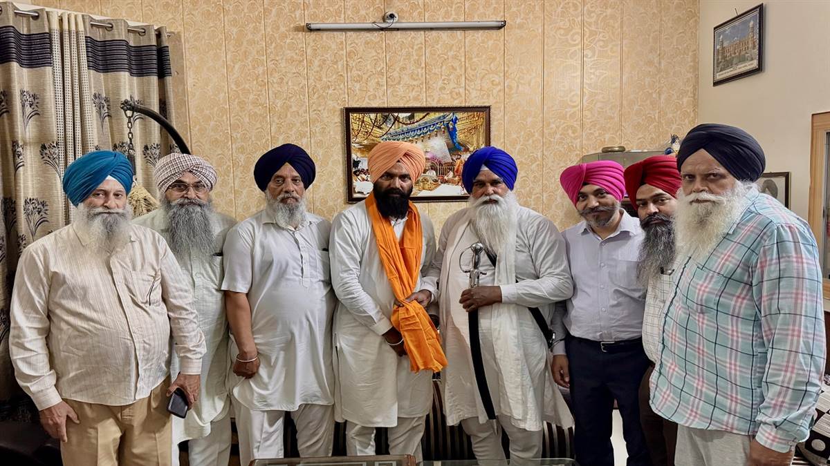 ਸਾਬਕਾ ਹੈੱਡ ਗ੍ਰੰਥੀ ਭਾਈ ਜਸਵਿੰਦਰ ਸਿੰਘ ਨੇ ਭੁੱਟਾ ਦਾ ਕੀਤਾ ਸਨਮਾਨ
