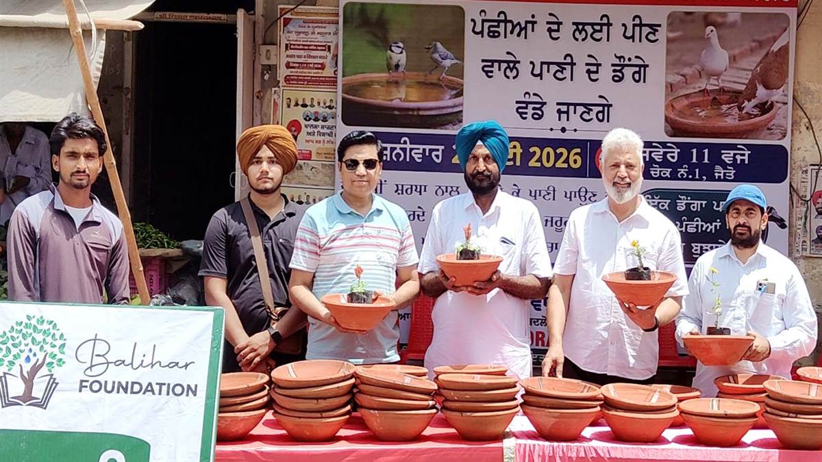 ਪੰਛੀਆਂ ਲਈ ਪਾਣੀ ਰੱਖਣ ਵਾਲੇ ਕਟੋਰੇ ਵੰਡੇ