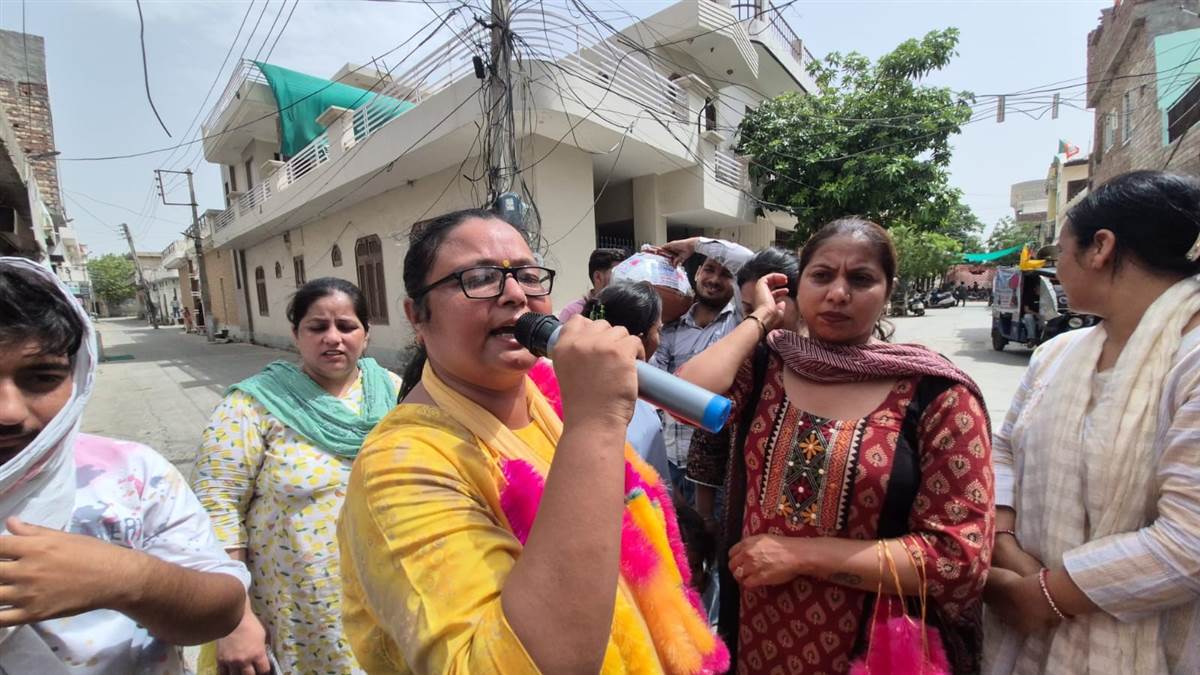 ਪੂਜਾ ਲੂਥਰਾ ਸਚਦੇਵਾ ਵੱਲੋਂ ਆਜ਼ਾਦ ਉਮੀਦਵਾਰਾਂ ਦੇ ਹੱਕ ’ਚ ਡੋਰ-ਟੂ-ਡੋਰ ਚੋਣ ਪ੍ਰਚਾਰ