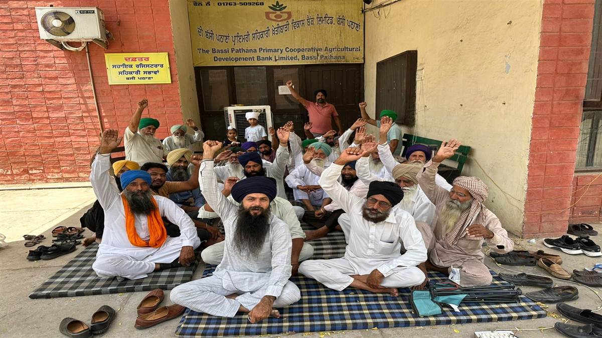 ਲੈਂਡ ਮੋਰਗੇਜ ਬੈਂਕ ਅੱਗੇ ਕਿਸਾਨਾਂ ਦਾ ਧਰਨਾ ਲਗਾਤਾਰ ਸੱਤਵੇਂ ਦਿਨ ਵੀ ਜਾਰੀ