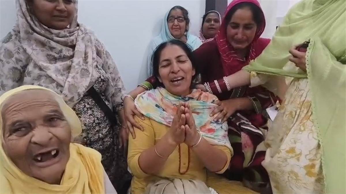 ‘ਮੇਰਾ ਹੱਸਦਾ-ਖੇਡਦਾ ਉਜਾੜਿਆ ਪਰਿਵਾਰ, ਬਿਲਖਦੀ ASI ਦੀ ਪਤਨੀ ਨੇ ਕਿਹਾ- ਕੋਈ ਦੱਸੋ ਕਸੂਰ ਕਿਉਂ ਕੀਤਾ ਕਤਲ