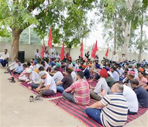 ਬਿਜਲੀ ਮੁਲਾਜ਼ਮਾਂ ਵੱਲੋਂ ਚੌਥੇ ਦਿਨ ਵੀ ਸਮੂਹਿਕ ਛੁੱਟੀ ਲੈ ਕੇ ਫ਼ਿਰੋਜ਼ਪੁਰ ’ਚ ਜ਼ਬਰਦਸਤ ਰੋਸ ਧਰਨਾ