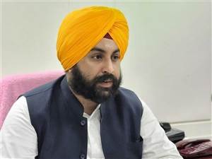 ਮੂੰਹ ਖੋਲ੍ਹਣ 'ਤੇ ਦਿੰਦਾ ਸੀ ਫੇਲ੍ਹ ਕਰਨ ਦੀ ਧਮਕੀ, ਵਿਦਿਆਰਥਣਾਂ ਨਾਲ ਛੇੜਛਾੜ ਕਰਨ ਵਾਲੇ ਟੀਚਰ 'ਤੇ ਡਿੱਗੀ ਗਾਜ਼, ਪੰਜਾਬ ਸਰਕਾਰ ਨੇ ਕੀਤਾ ਸਸਪੈਂਡ
