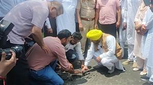 ਬਠਿੰਡਾ ਦੀ ਸੜਕ ’ਤੇ ਸਿਆਸੀ ਘਮਾਸਾਨ, ਈਟੀਓ ਨੇ ਕਿਹਾ- ਸੱਦਣ ਦੇ ਬਾਵਜੂਦ ਜਾਂਚ ਲਈ ਨਹੀਂ ਪਹੁੰਚੇ ਹਰਸਿਮਰਤ ਤੇ ਮਜੀਠੀਆ