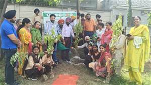 ਡਿਪਟੀ ਡੀਈਓ ਨੇ ਬੂਟੇ ਲਾਉਣ ਦੀ ਮੁਹਿੰਮ ਦਾ ਕੀਤਾ ਆਗਾਜ਼