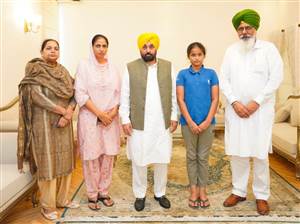 ਕਬੱਡੀ ਖਿਡਾਰੀ ਗੁਰਜੀਤ ਤੂਤ ਦੇ ਪਰਿਵਾਰ ਨਾਲ ਮਿਲੇ CM Mann, ਪਤਨੀ ਨੂੰ ਸਰਕਾਰੀ ਨੌਕਰੀ ਦਾ ਐਲਾਨ; ਮੁੱਖ ਮੰਤਰੀ ਨੇ ਪਰਿਵਾਰ ਨੂੰ ਹਰਸੰਭਵ ਸਹਿਯੋਗ ਦਾ ਦਿੱਤਾ ਭਰੋਸਾ