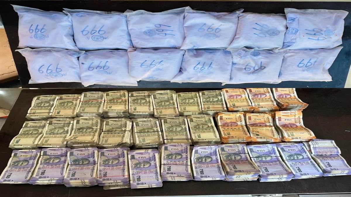 Gurdaspur Police and BSF in a joint operation have seized 12 Kg Heroin along with drug money from two smugglers  | ਪਾਕਿ ਤਸਕਰਾਂ ਦੇ ਮਨਸੂਬੇ ਫੇਲ੍ਹ ! ਸਰਹੱਦ ਨੇੜਿਓਂ 12 ਕਿਲੋ ਹੈਰੋਇਨ ਤੇ 19 ਲੱਖ ਦੀ ਡਰੱਗ ਮਨੀ ਸਮੇਤ 2 ਤਸਕਰ ਗ੍ਰਿਫਤਾਰ