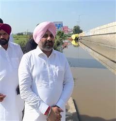 ਓਵਰਬ੍ਰਿਜ ਨੇੜੇ ਖੜ੍ਹੇ ਪਾਣੀ ਦੀ ਸਮੱਸਿਆ, ਵਿਧਾਇਕ ਢਿੱਲੋਂ ਨੇ ਲਿਆ ਜਾਇਜ਼ਾ