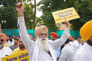 ਈਡੀ ਦੇ ਛਾਪਿਆਂ ਵਿਰੁੱਧ ‘ਆਪ’ ਵਲੰਟੀਅਰਾਂ ਵੱਲੋਂ ਗਮਾਡਾ ਦਫ਼ਤਰ ਦੇ ਬਾਹਰ ਰੋਸ ਪ੍ਰਦਰਸ਼ਨ