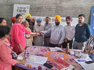 ਚੇਅਰਮੈਨ ਇੰਡੀਅਨ ਨੇ ਸਿਹਤ ਯੋਜਨਾ ਦੇ ਕਾਰਡ ਵੰਡੇ