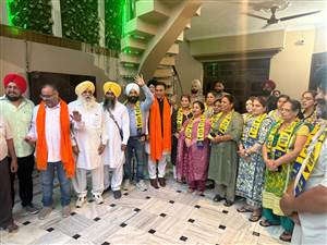 ਅਨੇਕਾਂ ਪਰਿਵਾਰ ਆਮ ਆਦਮੀ ਪਾਰਟੀ ’ਚ ਸ਼ਾਮਲ