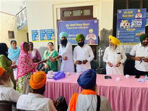 ਗੰਡੀਵਿੰਡ ’ਚ ਲਾਭਪਾਤਰੀਆਂ ਨੂੰ ਸਿਹਤ ਬੀਮਾ ਯੋਜਨਾ ਦੇ ਕਾਰਡ ਵੰਡੇ