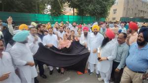 ਗਮਾਡਾ ਦਫ਼ਤਰ ਦੇ ਬਾਹਰ ਆਮ ਆਦਮੀ ਪਾਰਟੀ ਦੇ ਵਲੰਟੀਅਰਾਂ ਦਾ ਪ੍ਰਦਰਸ਼ਨ ਸ਼ੁਰੂ, 'ਜਦੋਂ ਵੀ ਮੋਦੀ ਡਰਦੈ ਈਡੀ ਨੂੰ ਅੱਗੇ ਕਰਦੈ' ਦੇ ਨਾਅਰੇ ਗੂੰਜੇ